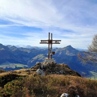 Großartiger, fantastischer, wunderbarer #Familiensonntag in unserer traumhaften #Bergwelt.
Wunderschönes #Gipfelkreuz am #Wallerberg, #einfachnurbärig.
Das Leben genießen in den #KitzbühelerAlpen
#GästehausElisabethFieberbrunn
#FerienwohnungSaalbachFieberbrunn
#PillerseeTal #Fieberbrunn #Tirol