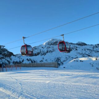 Die #Bergbahnen im #Skicircus #Saalbach #Hinterglemm #Leogang #Fieberbrunn bringen die #Schifahrer sicher und bequem auf den #Berg, anschließend geht es auf perfekt präparierten #Pisten sicher ins Tal.
#einfachnurbärig.
Das Leben genießen in den #KitzbühelerAlpen
#GästehausElisabethFieberbrunn
#FerienwohnungSaalbachFieberbrunn
#PillerseeTal #Fieberbrunn #Tirol
