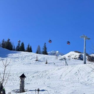 Auf der #Schattseite im Skigebiet perfekte #Schneeverhältnisse auf allen Pisten bis ins Tal. Auf der #Sonnseite ideal zum Wandern, #einfachnurbärig.
Das Leben genießen in den #KitzbühelerAlpen
#Skicircus #Saalbach #Hinterglemm #Leogang #Fieberbrunn
#GästehausElisabethFieberbrunn
#FerienwohnungSaalbachFieberbrunn
#PillerseeTal #Fieberbrunn #Tirol
#daWerna