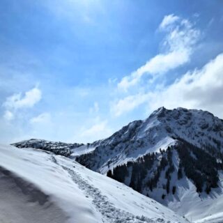 Wir sind heute (Mi. 18. 3. 2026) mit fantastischen minus 6 Grad in den Tag gestartet.
Dank der guten Arbeit der #Pistenraupenfahrer und den frischen Temperaturen und dem Neuschnee von gestern hatten wir heute einen ausgezeichneten, traumhaften #Schitag im
#Skicircus #Saalbach #Hinterglemm #Leogang #Fieberbrunn
#einfachnurbärig.
Das Leben genießen in den #KitzbühelerAlpen
#GästehausElisabethFieberbrunn
#FerienwohnungSaalbachFieberbrunn
#PillerseeTal #Fieberbrunn #Tirol
#daWerna