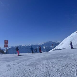 #Schifahren bei traumhaften #Schneeverhältnissen auf allen Pisten vom Berg bis ins Tal.
#Skicircus #Saalbach #Hinterglemm #Leogang #Fieberbrunn
#einfachnurbärig.
Das Leben genießen in den #KitzbühelerAlpen
#GästehausElisabethFieberbrunn
#FerienwohnungSaalbachFieberbrunn
#PillerseeTal #Fieberbrunn #Tirol
#daWerna