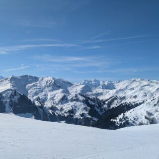 Fantastischer Abschluss am #Osterwochenende im
#Skicircus #Saalbach #Hinterglemm #Leogang #Fieberbrunn, bei traumhaften Schneeverhältnissen auf allen #Schipisten bis ins Tal.
#einfachnurbärig.
Das Leben genießen in den #KitzbühelerAlpen
#GästehausElisabethFieberbrunn
#FerienwohnungSaalbachFieberbrunn
#PillerseeTal #Fieberbrunn #Tirol
#daWerna