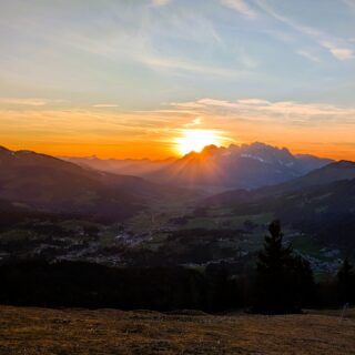 Bezaubernder, wunderschöner #Sonnenuntergang auf meiner (unserer) #Buchensteinwand
#einfachnurbärig.
fantastische Schitour auf die #Hochhörndlspitze mit traumhaftem Blick auf die #Hohen Tauern mit #Großglockner
Das Leben genießen in den #KitzbühelerAlpen
#GästehausElisabethFieberbrunn
#FerienwohnungSaalbachFieberbrunn
#PillerseeTal #Fieberbrunn #Tirol
#daWerna