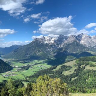 Passend zu den Eisheiligen (vom 11. bis 15. Mai) hat uns Frau Holle besucht und auf den Berg für ein bissl Schnee und im Tal für den so nötigen Regen gesorgt, volle scheeeeeeee,
#einfachnurbärig.
Das Leben genießen in den #KitzbühelerAlpen
#GästehausElisabethFieberbrunn
#FerienwohnungSaalbachFieberbrunn
#PillerseeTal #Fieberbrunn #Tirol
#daWerna