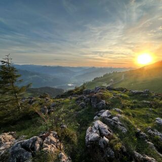 Traumhafter, fantastischer #Sonnenuntergang in unserer einzigartigen #Bergwelt.
#einfachnurbärig.
Beim wandern das Leben genießen in den #KitzbühelerAlpen und die #Pflanzen und #Tiere beobachten.
#GästehausElisabethFieberbrunn
#FerienwohnungSaalbachFieberbrunn
#PillerseeTal #Fieberbrunn #Tirol
#daWerna
