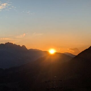 Traditionelle #Herz-Jesu-Feuer# gehen zurück auf ein Gelöbnis aus dem Jahre 1796 und werden jedes Jahr 9 Tage nach Fronleichnam in Tirol gebrannt.
Das Leben genießen in den #KitzbühelerAlpen
#GästehausElisabethFieberbrunn
#FerienwohnungSaalbachFieberbrunn
#PillerseeTal #Fieberbrunn #Tirol
#daWerna