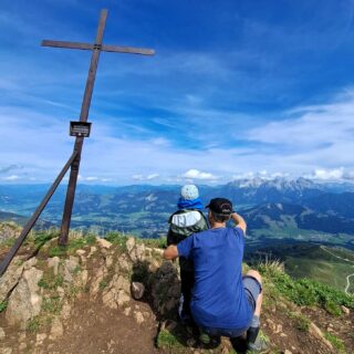 Wenn der stolze Opa mit dem Enkel einmal wandern geht,
und dann keiner mehr nach Haus geht,………
#einfachnurbärig.
Das Leben genießen in den #KitzbühelerAlpen
#GästehausElisabethFieberbrunn
#FerienwohnungSaalbachFieberbrunn
#PillerseeTal #Fieberbrunn #Tirol
#daWerna
