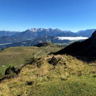 Gemütlich #wandern, die Aussicht genießen, gut essen und trinken, was wollen wir mehr,
#einfachnurbärig.
Das Leben genießen in den #KitzbühelerAlpen
#GästehausElisabethFieberbrunn
#FerienwohnungSaalbachFieberbrunn
#PillerseeTal #Fieberbrunn #Tirol
#daWerna