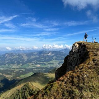 Was für ein Glück, dass ich in dieser wunderbaren #Bergwelt geborgen wurde,
und ich die #Gesundheit habe, dass ich auf die Berge wandern und diese fantastische #Rundumsicht bestaunen kann.
#einfachnurbärig.
Das Leben genießen in den #KitzbühelerAlpen
#GästehausElisabethFieberbrunn
#FerienwohnungSaalbachFieberbrunn
#PillerseeTal #Fieberbrunn #Tirol
#daWerna