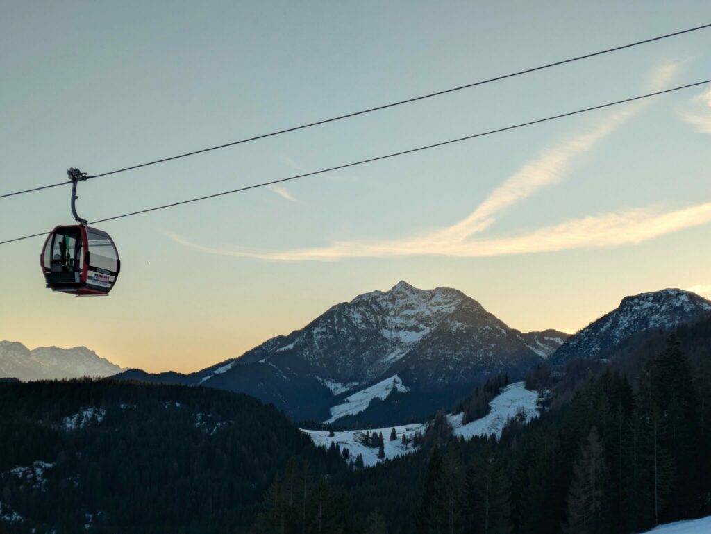 Streubödengondel im Skicircus im Morgenrot