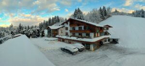 Ferienwohnungen im Gästehaus Elisabeth verschneit am Februarmorgen