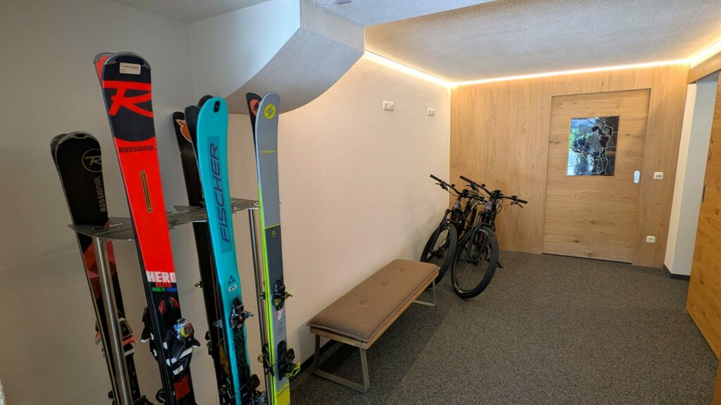 Eingangsbereich mit Skihalterung und Bikelift