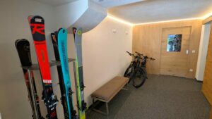 Eingangsbereich mit Skihalterung und Bikelift